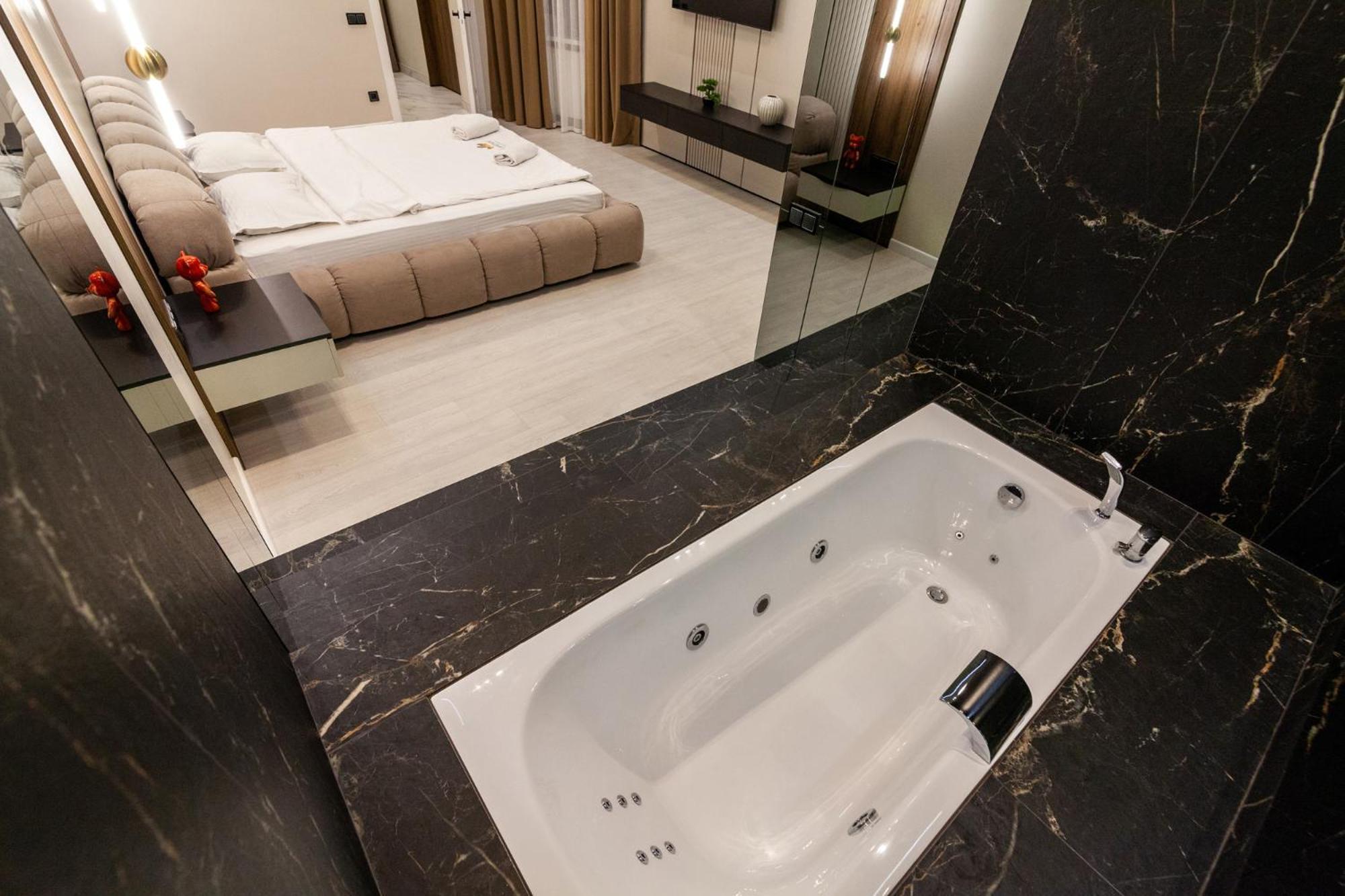 דירות לבוב Leogrand Jacuzzi On Malaniuka 2 מראה חיצוני תמונה